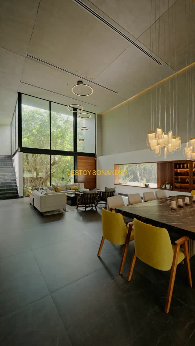 PROYECTO • CASA CORREA SALAS.
📍Ubicación: Norte de Mérida, en el exclusivo Yucatán Country Club.
Terreno: 790 m²
Distribución:
Proyecto de dos niveles con orientación norte-sur.
Vistas:
Fachada sur con vistas directas al campo de golf.
Diseño arquitectónico:
• Estilo ortogonal y líneas limpias.
• Materiales en tonos claros.
• Espacios funcionales y amplios con flujo natural.
Fachada principal:
Cerrada para brindar privacidad a las recámaras en planta alta.
Planta baja:
Abierta completamente hacia el campo de golf, destinada a áreas sociales y familiares.
Iluminación y sombras:
La luz natural y las sombras forman parte del diseño, proyectándose sobre los muros blancos para dar vida y movimiento a cada espacio.
#DesnivelArquitectos