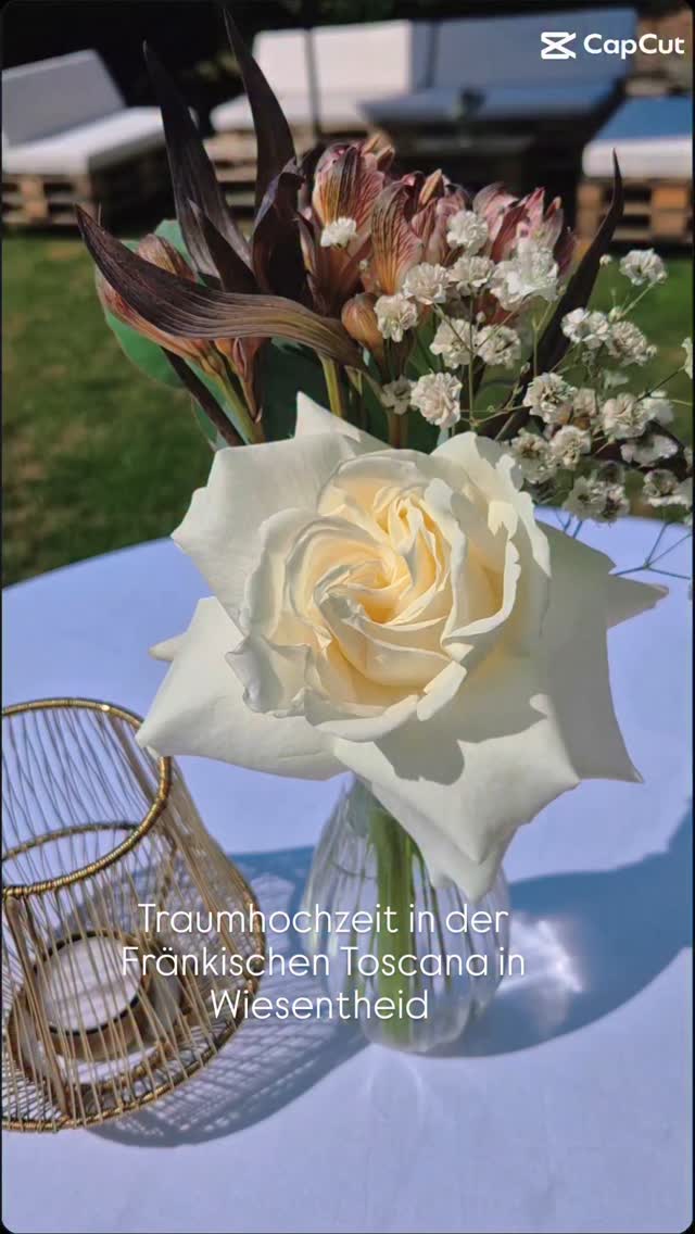 Eine traumhaft schöne Location die fränkische Toskana in Wiesentheid. Mit Liebe zum Detail ausgestattet und mit wunderbaren Blumen von @blumenlang dekoriert.
#wiesentheid #fränkischetoskana #sommerhochzeit #dekoby2event #2event #Hochzeit #gartentrauung #freietrauung