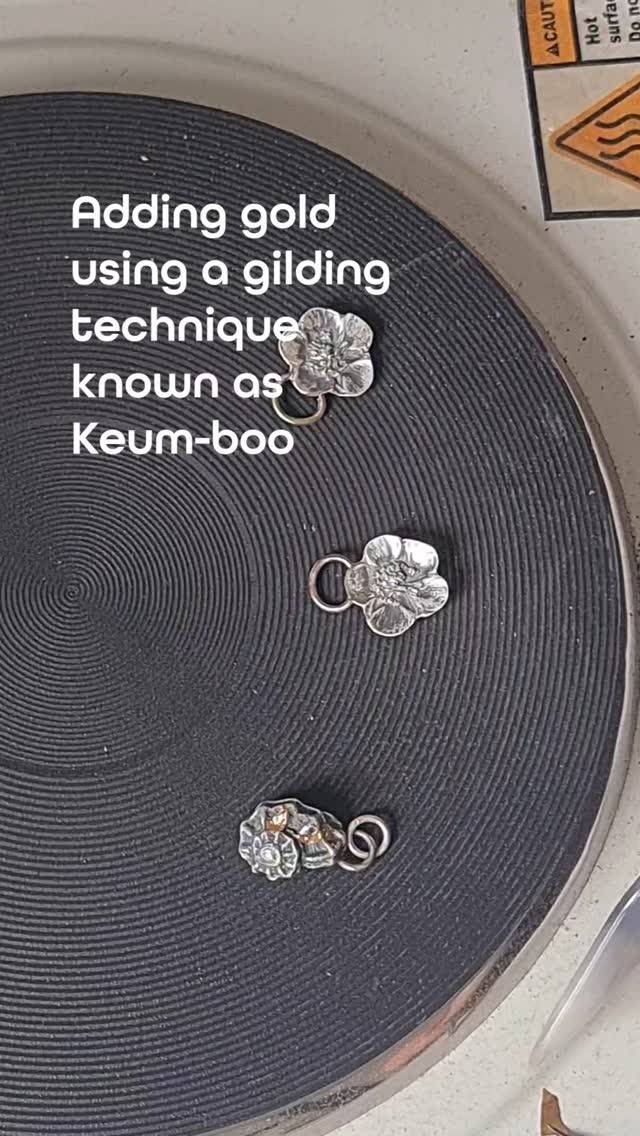 Learning a new technique called keum-boo, where gold foil is fused to the silver.
#silverjewellery #silverclay #buttercup #seashell #handmadejewelry #goldjewellery #jewellerymaking