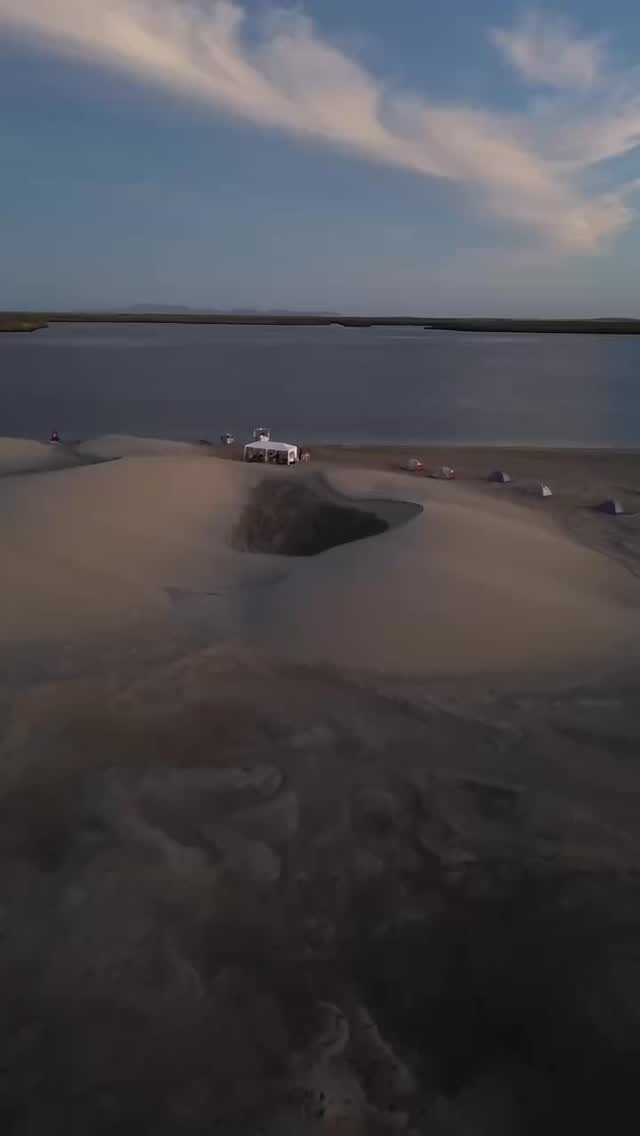 Entre dunas que suspiran, manglares que abrazan y cerros que guardan el sol…
dormimos al ritmo del mar.
Aquí no hay prisa,
solo cielo, arena y libertad.
✨ Bahía Magdalena te espera.
🌅🏕️
#ViajaDiferente #CampamentoNatural #BahíaMagdalena #MurillosBrosAdventours