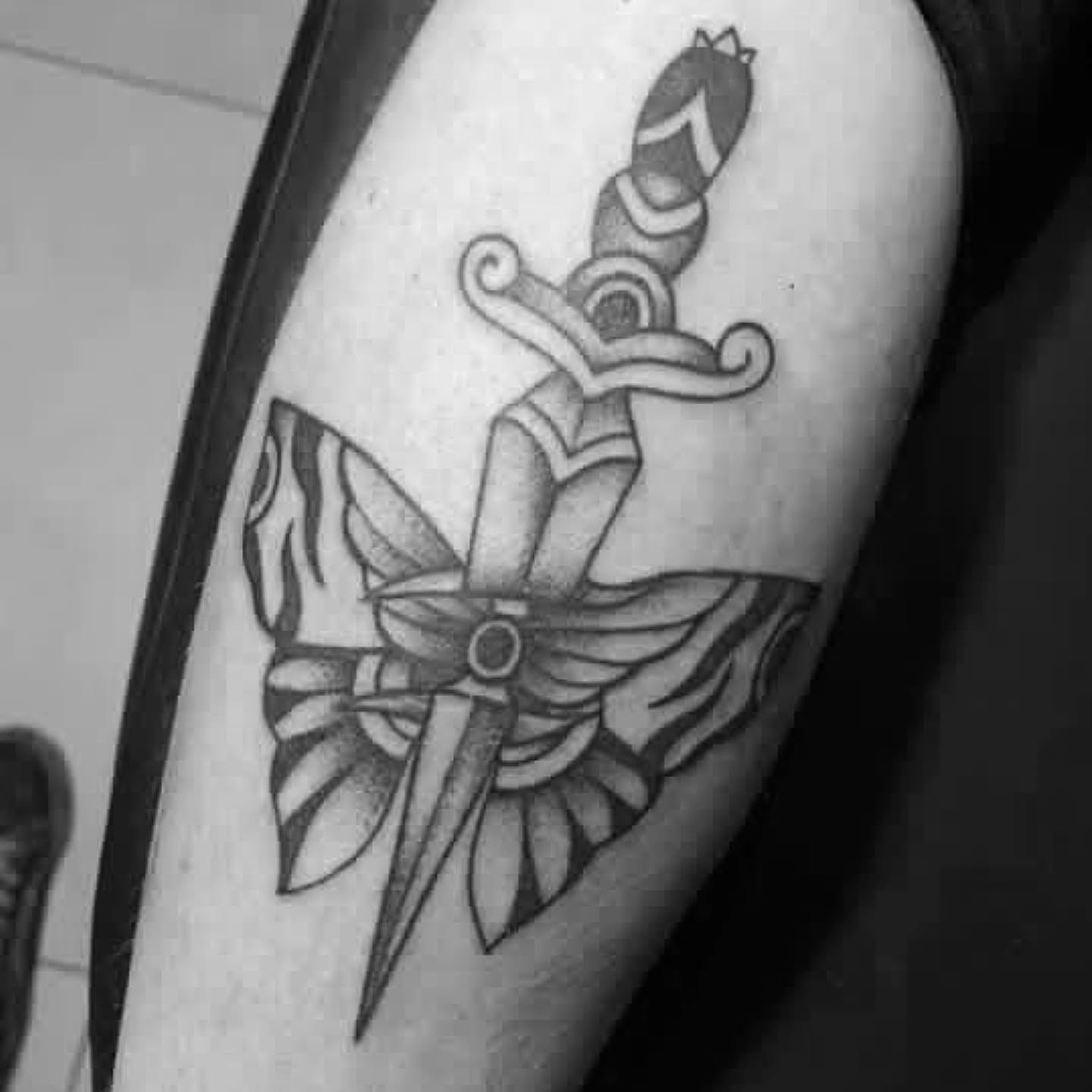 Para quem tá curtindo Old School, a adaga é sempre uma boa pedida, tanto por sua beleza, quanto pelo seu significado.
Se liga só, a adaga pode simbolizar força, proteção, coragem, e pode representar uma luta ou desafio superado.
Curtiu? Vem pra @inked.house lançar sua Old com estilo e significado 🤘
(A foto ficou com pouca qualidade, mas queria muito compartilhar a arte então fod*s3 kkk)