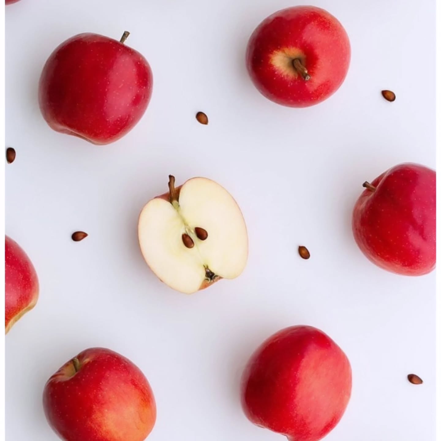 ☀️ On continue les présentations parfaites pour accompagner votre été… bon, ok, aujourd’hui c’est plutôt l’automne par ici 😅🍂 Mais qu’à cela ne tienne !
Voici notre gin bio Attribut N2, une petite merveille distillée avec amour ♥️ :
🍎 des pommes de chez Martin et Stéphane,
🌿 de la racine d’iris,
🔥 une touche de gingembre,
🍐 et des poires bien mûres.
Un équilibre entre fraîcheur fruitée et caractère épicé, parfait en G&T ou dans un cocktail plus audacieux.
Même sous la pluie, l’été est dans le verre. 🌧️➡️🍸
L'abus est dangereux pour la santé. A consommer avec modération.
\#GinBio #AttributN2 #DistillationArtisanale #CocktailTime #EspritLocal #ApéroPluvieuxApéroHeureux