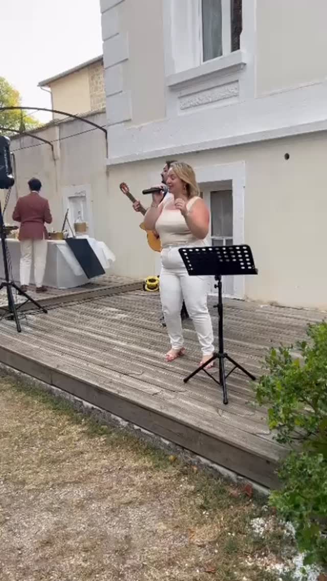 « Coucou ma Joy,
On est encore perchés sur notre petit nuage, on essaie de garder la magie le plus longtemps possible.
Merci à toi et tes musiciens d’avoir partagé votre musique, votre belle énergie et autant d’amour avec nous. Ça nous a vraiment marqués, c’était magique ✨
Tu as fait l’unanimité! Je suis vraiment contente de t’avoir choisi pour mon grand jour !
On se revoit vite, t’es à jamais dans notre histoire maintenant.
Gros bisous des jeunes mariés,
Oumai et Damien »
💞
•
Big Up à la merveilleuse team du jour
DJ @b.sound_dj
Traiteur @traiteurseve
Photographe @aliciaserraphotography
Videaste @sabrina_videotouch
Lieu @chateauchazelles
•
#wedding #liveband #musique #chanteuse #concert #mariage #happymoment #groupemariage #weddinginspiration #ideemariage #guitare #groupedemusique #singer #music #frenchsong #chansonfrancaise #veroniquesanson