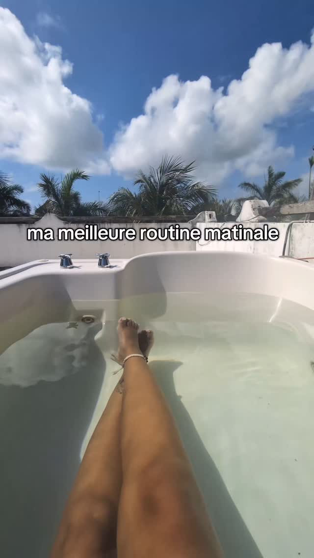 Ma meilleure routine matinale ✨
Avant d’ouvrir 1000 onglets dans ma tête (et sur mon téléphone 😅), je m’offre un moment sacré rien qu’à moi :
Chi Gong pour réveiller mon énergie vitale.
Méditation & respiration pour calmer le mental et poser mes intentions.
Bain de soleil sur mon rooftop, les yeux fermés, pour absorber la lumière, la chaleur... et ma dose naturelle de vitamine D. 🌞
Visualisation de ma journée parfaite, où tout se déroule avec fluidité et alignement.
Résultat ? Mon système nerveux est apaisé, mon cœur est léger et ma journée démarre avec une énergie magnétique.
Et toi, c’est quoi le petit rituel qui change tout pour toi le matin ?
#fyp #foryoupage #fypシ゚ #routine #developpementpersonnel #energiepositive #alignement #vitamined