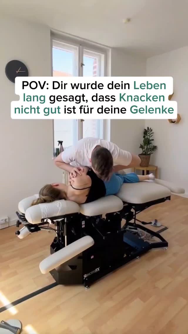 Es kommt immer wieder vor, dass Patient:innen beim ersten Chiropraktik-Termin etwas unsicher sind. Vor allem, wenn es um das berühmte Knacken geht und weil du vielleicht auch früher immer gehört hast, dass Knacken schlecht für deine Gelenke ist.
Dabei steckt dahinter meist nicht das, was man vermutet. 😊
Was wirklich passiert? Das erklären wir dir ganz in Ruhe im neuen Blogartikel auf unserer Website 💻 (https://www.chirodynamik-potsdam.de/blog oder Link in der Bio) und geben dir einen kurzen Einblick in diesem Reel!
📍 ChiroDynamik Potsam
🗓️ Buche deinen Termin über den Link in der Bio oder schreibe uns eine DM!
CHIROPRATIK CHIROPRAKTOR GESUNDHEIT PRAXIS CHIROPRAKTIKER JUSTIERUNG
#Chiropraktik #Schmerzfrei #Gesundheit #Beweglichkeit #chirodynamikpotsdam #wohlbefinden #chiropraktor #chiropraktiker #chiropraktikpraxis #rückenschmerzen #manuelletherapie #chirodynamik #justierung