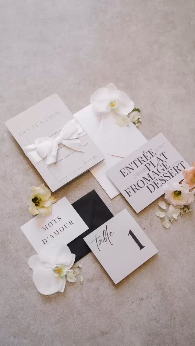 ~ Détails qui font toute la différence ~
Parce qu’un mariage, ce n’est pas seulement une belle journée… c’est une histoire que l’on raconte dès les premières lignes ✨
Du faire-part au menu, du numéro de table aux petits mots glissés ici et là… chaque pièce de papeterie a été pensée comme un fil rouge, pour refléter l’univers des mariés, leur style, leur histoire.
🎥 Dans ce réel, un focus sur les détails qui subliment l’ensemble et donnent le ton de cette journée unique. Un design sur-mesure, des matières soigneusement choisies, et ce petit supplément d’âme qu’on adore.
Envie de créer la papeterie qui vous ressemble ? Parlons-en 🕊️
#papeteriedemariage #fairepartmariage #mariage2025 #papeteriepersonnalisée #weddingstationery #mariage2025 #détailsquifontladifférence #stationery
WP @annecwedding
📸 @laurineblly