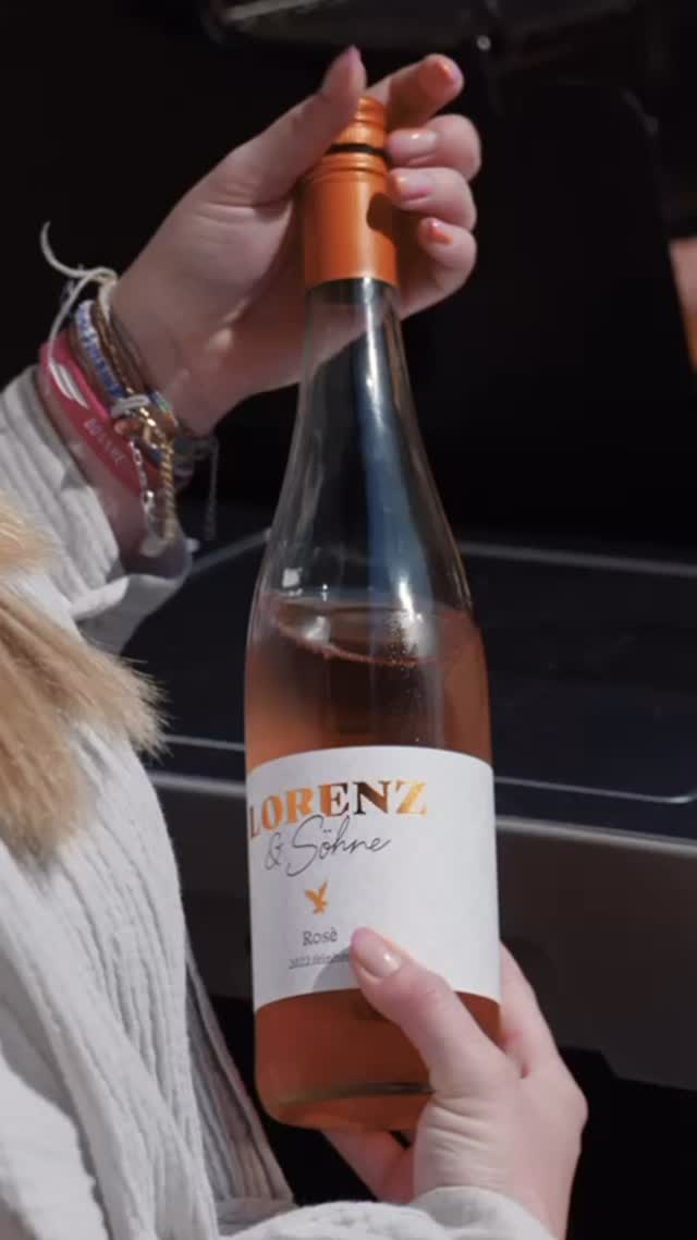 SOMMER, SONNE, GRILL ☀️
Und der passende Wein ist auch am Start!
Unser Grill-Wein-Paket:
🍷 Weißer Burgunder trocken
🍷 Schwiegermonster Rosé trocken
🍷 Cabernet Blanc feinherb
🍷 Rosé feinherb
Je 3 Flaschen - perfekt für eure Sommerabende! 🍾
Du möchtest das Grillpaket bestellen ? 🌞
Schreib uns eine DM oder eine Mail an auftrag@lorenzwein.de
#lorenzundsoehne #wein #nahewein #weinlandnahe #grillpaket #grillen #wine #nahe #bonnheimerhof #weingut #sommer #sonne #sommerwein #rose #angebot