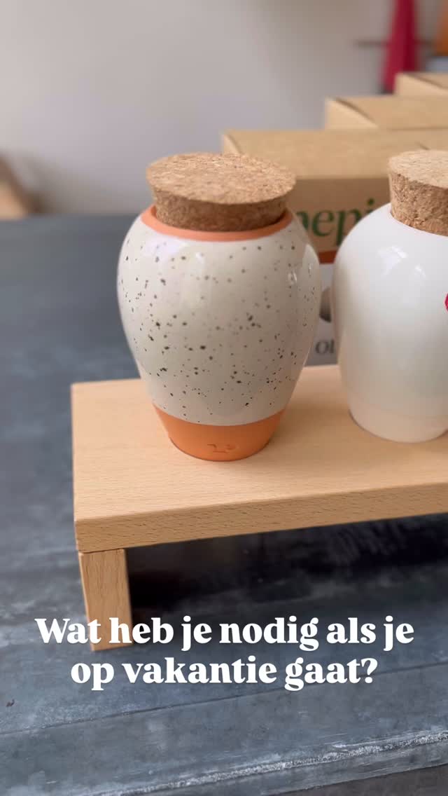 🌿 Wat neem je mee op vakantie?
1. Een Olla
2. Water 💧
Geef je plant vóór vertrek nog even goed water en vul daarna de Olla — zo blijft je plant nóg langer gelukkig terwijl jij weg bent.
En met al die kleuren is er altijd wel eentje die bij jouw interieur past! 🪴✨
Relaxed op vakantie, zonder plantenzorgen.
Welke kleur kies jij?
#Olla #vakantietip #plantenliefde #binnenplanten #groeninhuis #duurzaamwonen #plantenzorg