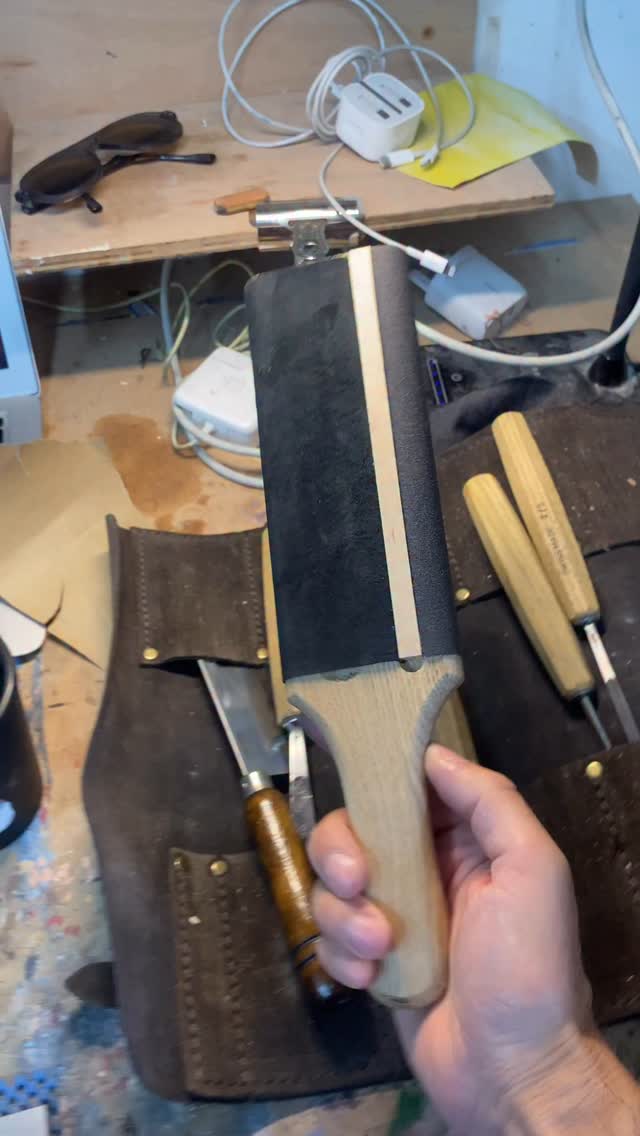 Thank you @forgedsteeltools for sending me this strop for honing my gouges. I’ve been looking for something like this for a while to get the tools nice and sharp and we’ve already made lots of use of it in the studio!
Check out the other amazing products at @forgedsteeltools - the 🇺🇦 Ukrainian forge for wood and leather working tools and equipment.
#ukraine #forgedsteeltools #leatherstrop #sharpening #woodwork #woodcraft #craft #puppetmaking.