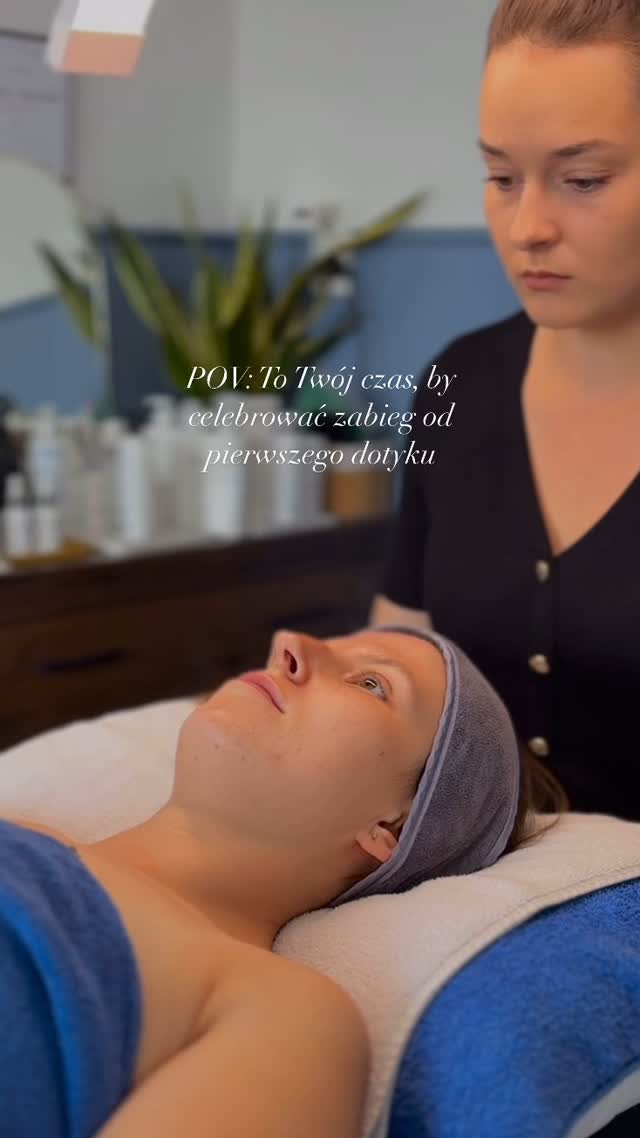 Jesteśmy team: stworzyć rytuał z każdego zabiegu- nawet tego, który wydaje się być mało romantyczny i atrakcyjny, jak chociażby te stworzone dla cer bardzo problematycznych 🥰 wierzymy w to, że godzina dla Ciebie to czas, żeby odetchnąć, nabrać dystansu i spojrzeć na siebie z przychylnością i miłością 😍 zobacz, jak to robimy 🤩