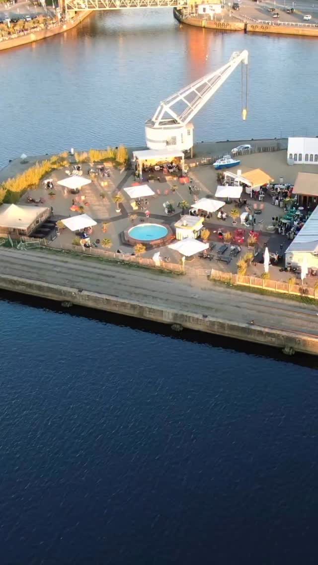 Feiern wie beim Season Opening? Könnt ihr haben – mit eurer eigenen Party im Strandsalon. Sand, Beats, Drinks & Lieblingsmenschen – mehr braucht’s nicht. 🤩🎉 Wer steht bei dir ganz oben auf der Gästeliste? 👯♀️
#beachvibes #nightout #strandsalon