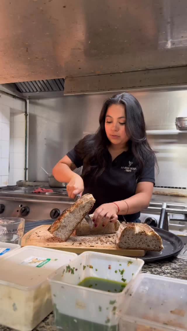 Ils sont venus, ils ont servi, ils ont validé 🏆
Une année à courir entre les tables, suer en cuisine, apprendre, se planter, recommencer, grandir… et surtout : vivre l’expérience Rosa Negra à fond.
On est fiers de vous les copains et les copines 🎓
#apprentisdiplomés #restaurationavecpassion #apprentissage #diplomerestauration #rosanegra #rosanegracotebarcelone #restauranttoulouse #bartapastoulouse #barsportif #cuisinebodega