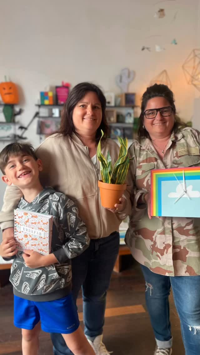 Atelier en famille. Je réserve ma date et mon horaire et on se fait plaisir ensemble.
#atelierfamille #ateliercreatif #urbafab #loisircreatif #stage #atelieralacarte #activitemanuelle #diy #woodworking #ateliercreatifmarseille #activiteenfant #activiteadulte #marseille #activitesurmesure #evjf #horloge #papeterie #fausseplante