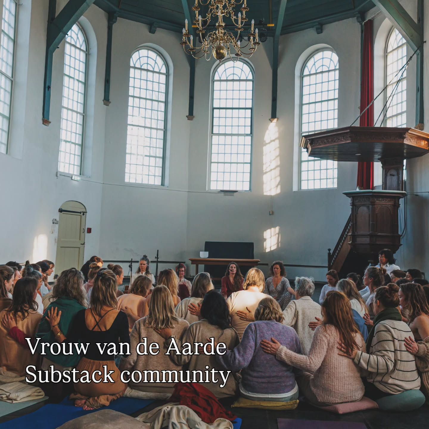 Zo'n twee jaar geleden ontving ik de naam 'Vrouw van de Aarde' tijdens een truffel ceremonie, van moeder Aarde haarzelf. In de jaren die volgden werd het mij duidelijker waar het voor mocht staan.
Een Vrouw van de Aarde is niet alleen een vrouw die met haar handen in de kruidentuin zit. Ze is een vrouw die haar authenticiteit belichaamt en geworteld is in haar wijsheid en kracht. Een vrouw die in verbinding staat met haar eigen natuurlijke staat van zijn en moeder natuur.
In ruim zeven jaar begeleidde moeder Aarde mij, I.s.m. de spirits van de Aarde 🌿 naar het werken met vrouwen. Niet alleen via één-op-één trajecten, ook middels vrouwencirkels, ceremonies en retraîtes.
Mijn visie is wanneer vrouwen thuis komen in wie ze wensen te zijn en hun zielsessentie belichamen op aarde, dragen ze bij aan de heling van moeder aarde en de nieuwe realiteit die eraan zit te komen.
Om vrouwen te inspireren in deze reis en daarnaast mijn eigen potentieel een plek te geven, ben ik een Substack community gestart. Substack is een ✨️no-bullshit✨️ schrijversplatform waar schrijf liefhebbers hun kennis en ervaringen delen. Zonder algoritme "gedoe" kan ik daar een community groeien die resoneert met 'Vrouw van de Aarde'.
Jouw voordeel is dat je meteen terecht komt bij posts van mensen die je graag volgt en deze zelfs in de app of in je email kunt ontvangen.
Vandaag, op de feestdag van Maria Magdalena, het toonbeeld van het Divine Feminine, heb ik mijn eerste post gelanceerd. Vind je het leuk om mijn verhalen op Substack te volgen? Comment dan hieronder "Substack" en ik stuur je de link naar de community & post.
🌹😘
📸 Foto gemaakt tijdens de Vrouw van de Aarde cirkel afgelopen maart door @yoko.worldwide