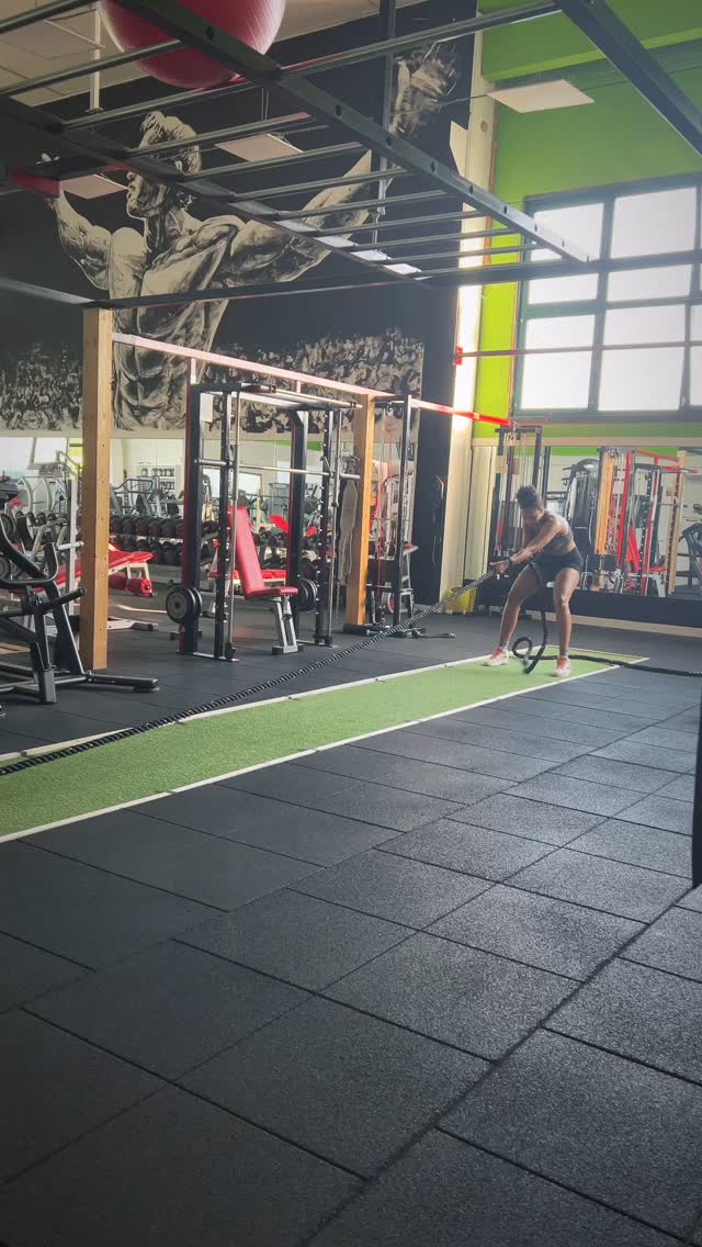 Allenamenti HYROX personalizzati per chi vuole davvero spingere oltre i limiti.
Ogni workout è costruito su misura per farti migliorare forza, resistenza e forma fisica in modo funzionale.
💥 Vuoi un piano che unisca performance ed estetica?
📩 Scrivi in DM per iniziare il tuo percorso HYROX personalizzato.
📍Allenamenti adatti a ogni livello
🍑 Focus su glutei, core e parte alta
🛷 Functional only: slitte, kettlebell, ergometri e tanto sudore
#HyroxTraining #SledPush #FunctionalTraining #Glutei #DonneCheSiAllenano #HyroxCoach