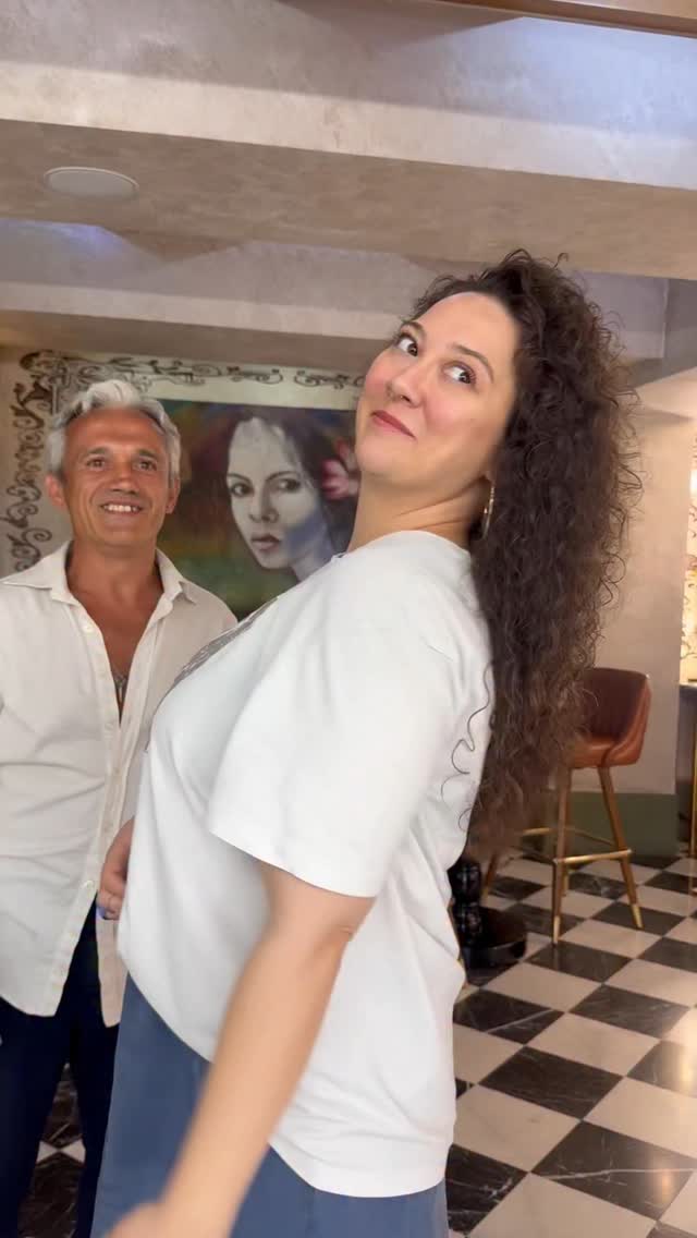 Öncesini görmek için videoyu sonuna kadar izleyin ☺️
.
Renk değişimi yapıldı ve 309 adet mikro kaynak kullanıldı.
.
⚠️ Mikro kaynak yaptırmayı düşünüyorsanız lütfen kendinize bu soruları sorun :
✅ Saçlarım doğal ve hafif hissedilecek mi ?
✅ Saç derimde batma veya ağırlık hissi olur mu ?
✅ Kullanılan saçın kalitesi bana uygun mu?
✅ renk şekil hacim ve doku uyumunu dikkate alacak mısınız ?
✅ Saçlarımı topladığımda veya rüzgarda kaynak belli olur mu ?
✅ Saçlarım günlük kullanımda istediğim gibi şekil alabilir mi ?
✅ Uzun vadede kendi saçımı uzatma imkanı verir mi yoksa her yaptırdığımda saçlarım diplerden azalacak mı ?
✅ Çıkartırken doğal saçlarım kopar mı kendi özel solüsyonuyla mı çıkartıyorsunuz yoksa aseton alkol ya da tiner mi kullanıyorsunuz ?
💫 Ayrıca kendinize şunu da sorun:
• Kendimi daha bakımlı ve özgüvenli hissetmek istiyor muyum?
• Saçlarımın bana yakışan en doğal haliyle görünmesini istiyor muyum?
Çünkü gerçek bir mikro kaynak uygulaması, saçınızla bir bütün olur.
Hafifliği ve konforu sayesinde saçınıza zarar verme potansiyeli çok düşüktür.
Görünmez yapısıyla doğallığı ön plana çıkarır saçlarınızın devamı gibi görünür ve size özgüven katar.
✨ Eğer aklınızda sorular varsa ya da en doğru kararı vermek isterseniz, bizden ön görüşme randevusu talep edin.
+90 (533) 776 64 74
.
#sedatbiga #mikrokaynak #medikalkaynak #nisantasi