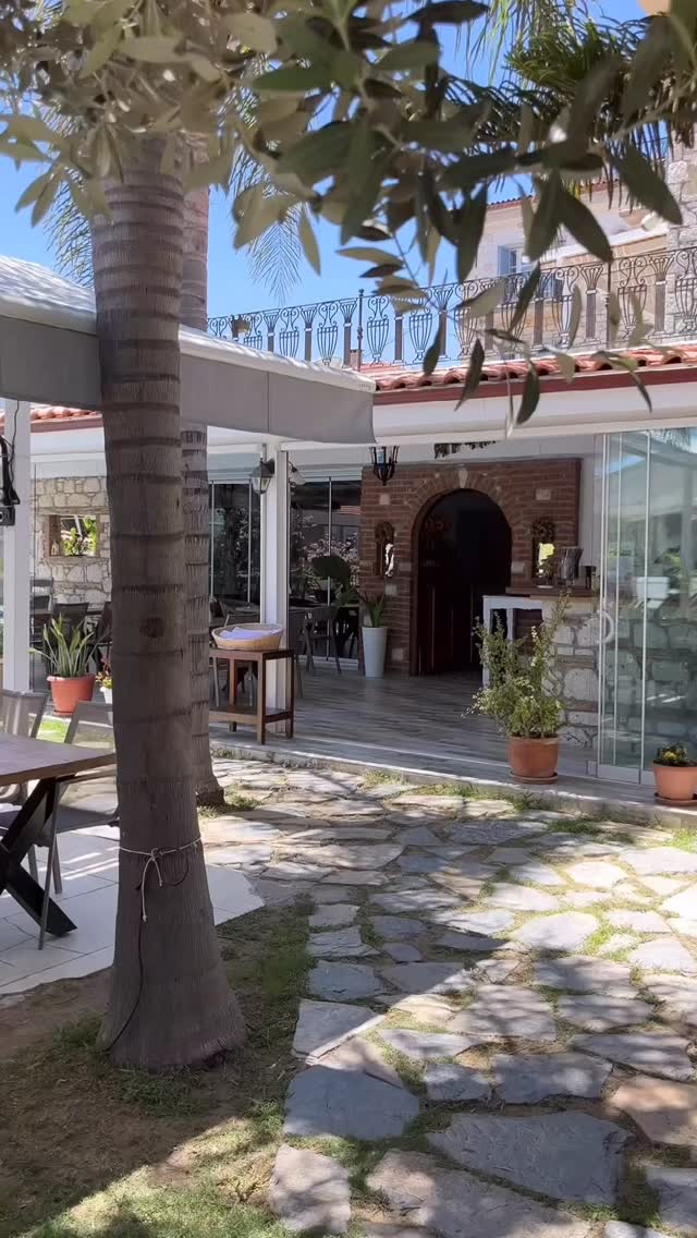 Alaçatının merkezinde bulunan , çarşısına ve sokaklarına yürüme mesafesinde olan İmrenHan otel ve konakları; kargaşadan uzak, odanızın balkonundan Alaçatı manzarasını izleyebildiğiniz ve bahçesinde kendinizi doğanın içindeymiş gibi hissedebileceğiniz yer.🍃☀️
0 ( 232 ) 716 6002
0 ( 539 ) 664 3000
Numaralarından rezervasyon yaptırabilirsiniz.🤍🔔