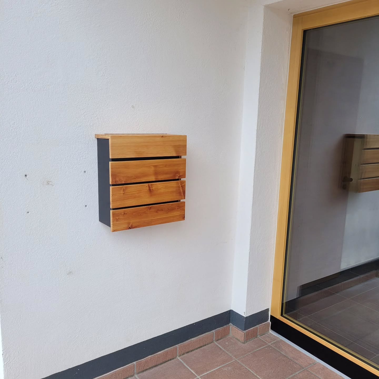 Briefkasten in Lärche mit anthrazit farbigen Korpus