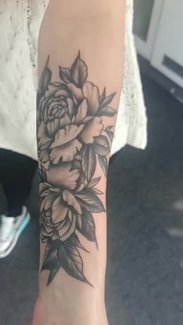 Ronnie did this gorge melorge floral tattoo for Rachel 😍 thanks Rachel, wr appreciate you!
DM or email to book your own custom tattoo 📩
#capetowntattoo #capetowntattooartist #inkstagram #tattoossofinstagram #capetowntourism #capetowntattoostudio #mrluckystattoo #tattooideas #tattoolove #inked #floraltattoos #tattoostudionearme