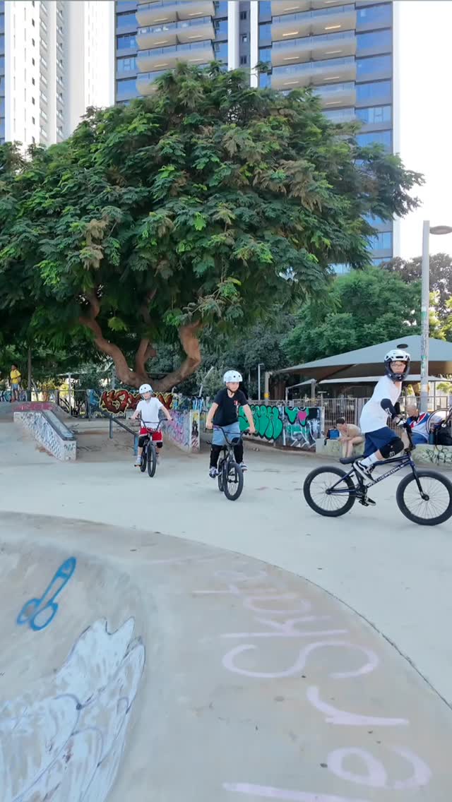 מדריך רכיבה מקצועי עם התמחות ב-BMX -MTB – רכיבת שטח ורכיבה עירונית, ליחידים ולקבוצות.
הדרכות בכל הרמות – ילדים, נוער ומבוגרים
דגש על טכניקה, ביטחון, שליטה והנאה
שיעורים אישיים או קבוצתיים – באווירה מקצועית ומעודדת
#israelbmxclub #nightriderbmxshop #night #bmxforlife #goodnıght #bmx #z4l #abbabmx #israel #israelbmx #djipocket3 #foxhead #allday #מדריךרכיבתאופניים #מדריך_אופניים #מדריךאופניים #ביאמאקס #תלאביב #telaviv #tlv#יפו#דולפינריום#סקייטפארקגלית