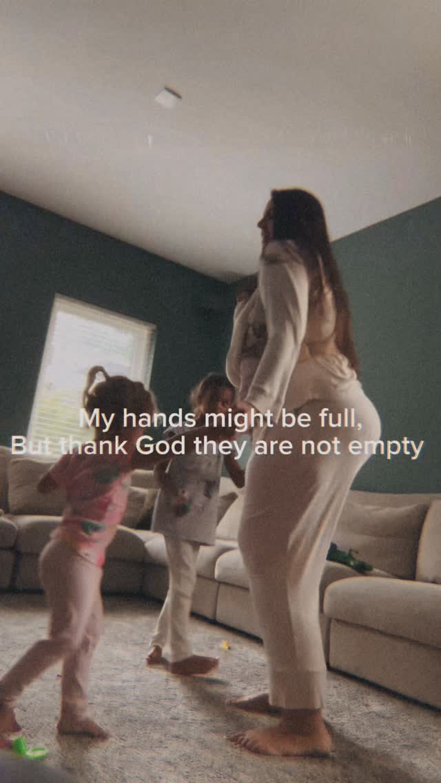 I remember the first moment I was alone with my 3 girls and I was so scared of how I will be able to take care of them all at the same time. And before I knew, we are 2 months later, everyone slept good, ate, dressed up and we are just dancing in the middle of the living room without a worry in the world 🥹 #mamaof3