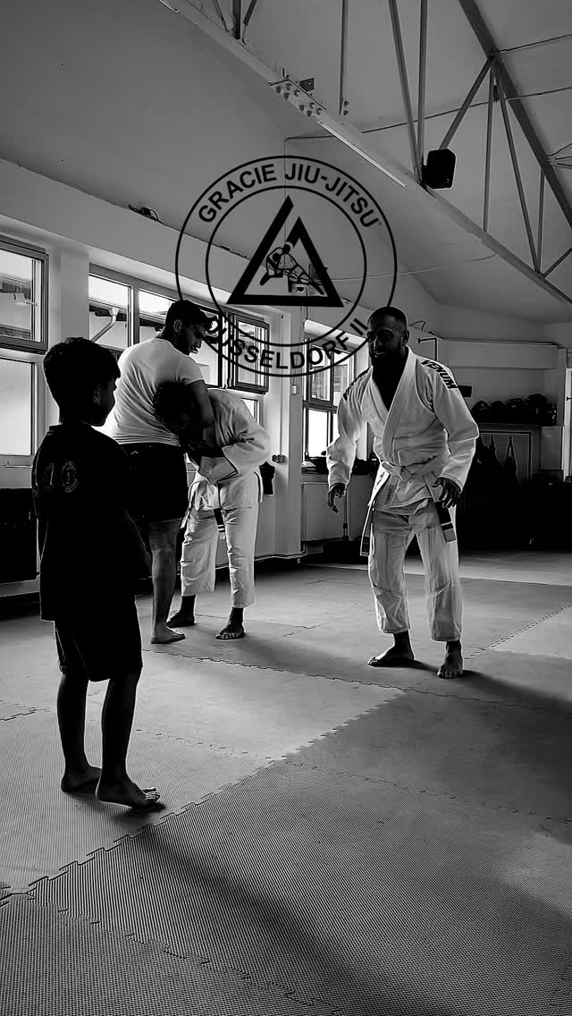 Ilias mit Papa war heut der Star der Stunde 💫 und die ganze Truppe wächst richtig schön zusammen. Genau so soll’s sein. #graciejiujitsu #graciecombatives #düsseldorf #verein #family @hormoz_66 @gracie_jiujitsu_dus @loutfihamidi