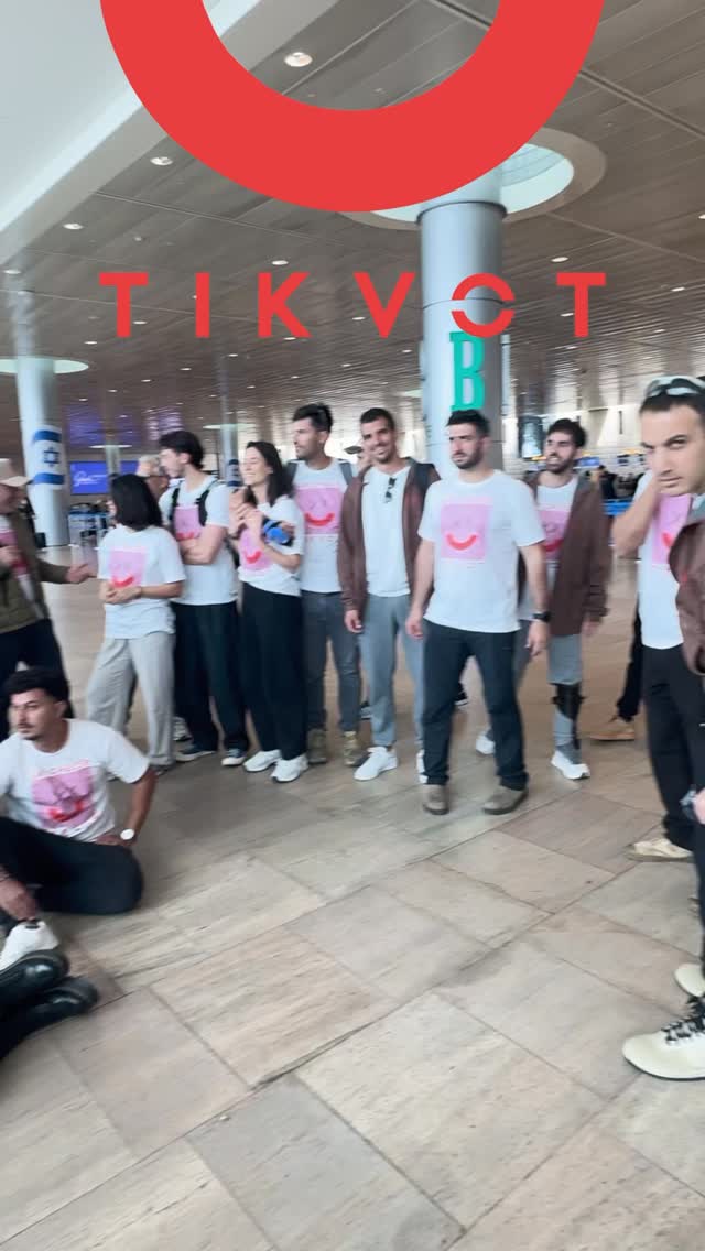 אין כמו היום הכי חם בשנה להיזכר ולהתגעגע כמו שצריך לחוויה הכי עוצמתית מצמררת שיש.
כבר 16 שנה שתקוות וסקידיל שנה אחר שנה– משתפות פעולה במסע שאין שני לו.
משלחת הסקי של עמותת תקוות היא מהפרויקטים המרגשים והעוצמתיים ביותר שלנו: מסע של כיבוש פסגות – גם בגובה, וגם בלב.
השנה השתתפו 70 נשים וגברים: פצועי חרבות ברזל, פצועים ממערכות קודמות, נפגעי טרור, אחים שכולים וחברים.
כולנו יחד יצאנו לשבוע בלתי נשכח בואל טורנס, צרפת שבוע של אתגר, ריפוי, חברות ותקווה.
היו אינספור אתגרים פיזיים – אבל הכוח הגיע מהלב.
תלינו דגלים בכל מקום – עם שמות חברינו שמסרו את נפשם על מדינתנו האהובה, ולרגע לא שכחנו בשביל מי ולמה אנחנו כאן.
אין חוויה מעצימה יותר מהשילוב בין אתגר פיזי, התעלות רגשית וקבוצה שכבר מזמן הפכה למשפחה.
ומאז ועד שנה הבאה כולנו חולמים בלבן. תודה לאחד ויחיד @ran_all_over על קליפ מצמרר