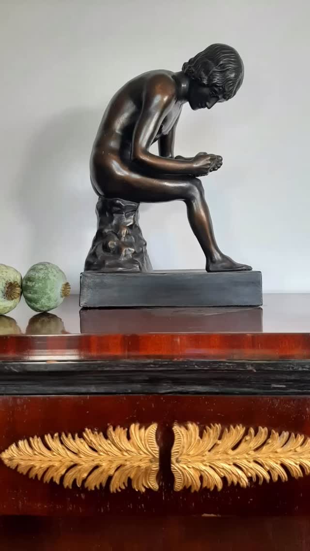 Spinario, der kapitolinische Dornauszieher, Motiv um 1900 nach dem dem Vorbild der antiken Bronzefigur im Konservatorenpalast in Rom.
Die Alltagsszene des nackten Jünglings, der sich einen Dorn aus der Fußsohle zieht, zeigt Schönheit und Anmut des menschlichen Körpers in einer natürlichen Pose und hat die Kunst seit seiner Entdeckung angeregt.
Auch in Thomas Manns „Tod in Venedig“ erinnert der Todesbote Tadzio den Protagonisten an die reine, unschuldige Schönheit und Anmut des „Spinario“.
Bei unserem Shooting letzten Mittwoch hat Lilli @ponyvintage einmal wieder mit traumwandlerischer Sicherheit symbolisch passende Blume gewählt!
Spätere Ausformung, Gips mit dunkelbrauner Patina
#spinario #antiques #antiquedealersofinstagram #antique #grandtour #antike #spinario #dornauszieher #antiquedealer #kunst #antiquitäten