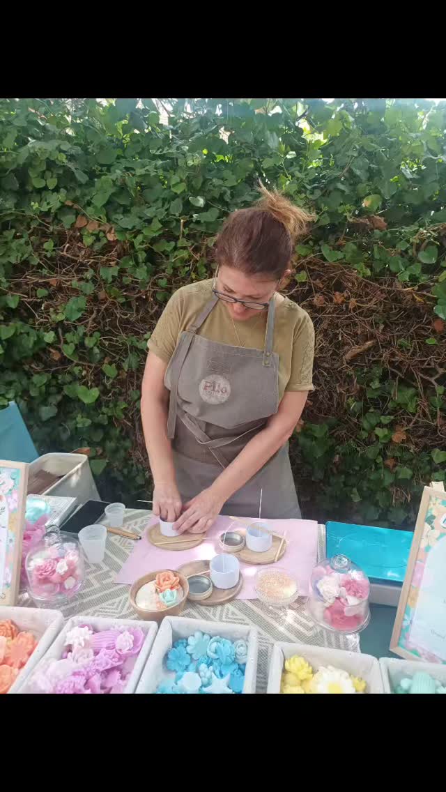 Le Bar à Bougie Pilo, c’est simple : tu choisis ton contenant, ton parfum… et on coule ta bougie sous tes yeux 🔥 Une pause sensorielle, fun et 100% artisanale !
#BarÀBougie #AtelierCréatif #CréationDeBougie #BougiesArtisanales #ExpérienceSensorielle #PiloCréations #FaitMainAvecAmour #DIYBougie #SlowDéco #DécoChaleureuse #MadeInFrance #ArtisanatFrançais #MomentsCréatifs #AtelierCréatifAdultes #FragranceDeGrasse #CireDOlive #IdéeCadeauOriginale #ConceptStoreLovers #AmbianceCocooning #JeCreeMaBougie