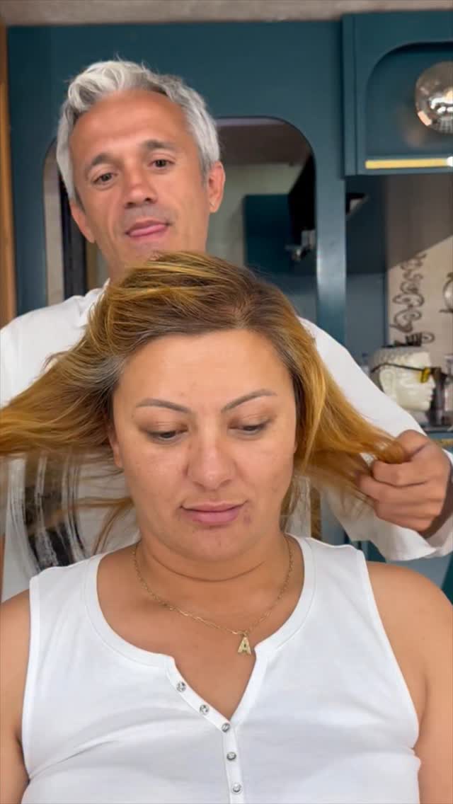 Renk değişim yaparak başladık bu uygulamaya ilk önce kırmızı ve turuncu tonlara dönük olan renkleri yumuşak açma işlemi ile temizleyerek, kumral gri tonlarında bir zemin oluşturduk.
.
Renk değişimi sonrası 275 adet mikro ve medikal kaynaklar kullanarak saçları dolgunlaştırdık ve uzatma işlemi yaptık.
.
⚠️ Mikro kaynak yaptırmayı düşünüyorsanız lütfen kendinize bu soruları sorun :
✅ Saçlarım doğal ve hafif hissedilecek mi ?
✅ Saç derimde batma veya ağırlık hissi olur mu ?
✅ Kullanılan saçın kalitesi bana uygun mu?
✅ renk şekil hacim ve doku uyumunu dikkate alacak mısınız ?
✅ Saçlarımı topladığımda veya rüzgarda kaynak belli olur mu ?
✅ Saçlarım günlük kullanımda istediğim gibi şekil alabilir mi ?
✅ Uzun vadede kendi saçımı uzatma imkanı verir mi yoksa her yaptırdığımda saçlarım diplerden azalacak mı ?
✅ Çıkartırken doğal saçlarım kopar mı kendi özel solüsyonuyla mı çıkartıyorsunuz yoksa aseton alkol ya da tiner mi kullanıyorsunuz ?
💫 Ayrıca kendinize şunu da sorun:
• Kendimi daha bakımlı ve özgüvenli hissetmek istiyor muyum?
• Saçlarımın bana yakışan en doğal haliyle görünmesini istiyor muyum?
Çünkü gerçek bir mikro kaynak uygulaması, saçınızla bir bütün olur.
Hafifliği ve konforu sayesinde saçınıza zarar verme potansiyeli çok düşüktür.
Görünmez yapısıyla doğallığı ön plana çıkarır saçlarınızın devamı gibi görünür ve size özgüven katar.
✨ Eğer aklınızda sorular varsa ya da en doğru kararı vermek isterseniz, bizden ön görüşme randevusu talep edin.
+90 (533) 776 64 74
.
#sedatbiga #mikrokaynak #medikalkaynak #nisantasi