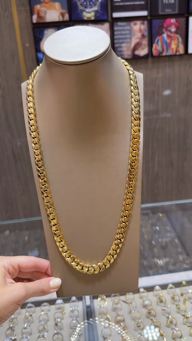 Your favourite cuban is back .. 😉
Visit our store for a wide selection of gold chains #solitaireantwerp #cubanchain #hollowcuban #goldinantwerp #goudenketting