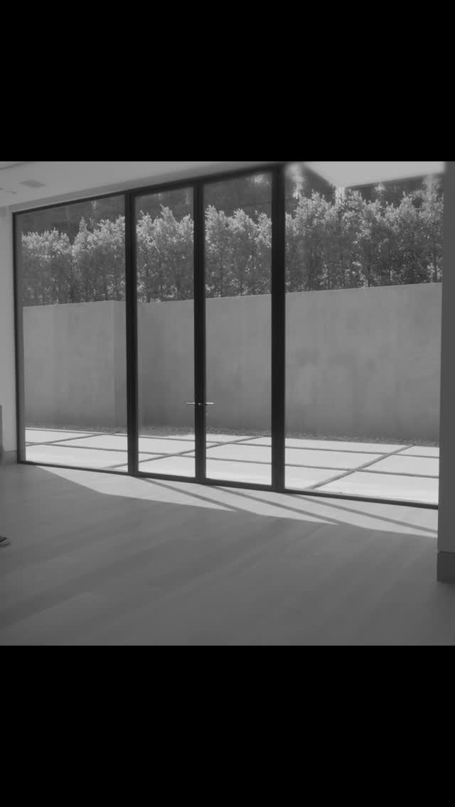 We don’t show elegance.
We build it into every detail.
No bulky frames. No distractions. Just pure, unfiltered design.
⸻
#ArchitecturalFlex #DesignWithoutLimits #BoldByDesign #LuxuryUnframed #FramelessConfidence #StylineWindows #ModernMasterpiece #NoFramesNoGames #BuiltToStun #ArchitecturalStatement