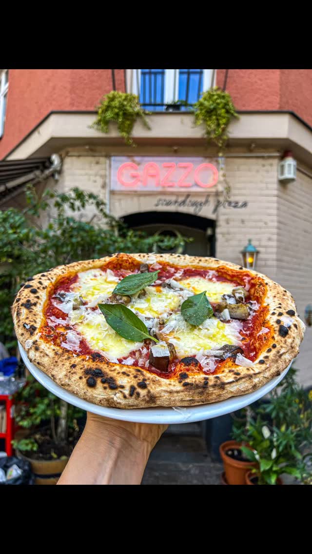 Last chance for the aubergine special 🍆🍆
Roasted aubergine, 24 month Parmesan, fresh garlic, basil, tomato sauce and fresh mozzarella from Brandenburg. It’s so simple, and so delicious. Especially during the peak aubergine season ☀️
We had this on our menu for a long time. Many of you requested to have it back, so it’s on our specials menu for a few weeks.
For all the fans, we wish we could serve it all the time. But with just 9 pizzas on the menu, we need to make hard choices and the Straciatella pizza is so delicious too 😘
