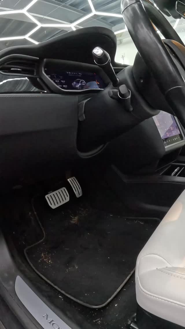 Tesla Model S, intérieur comme neuf.
Prestation Radieux 🧼✨
1h de soin – résultat garanti.
#EasycleanVS #TeslaModelS #NettoyageIntérieur #DetailingSuisse #PrestationRadieux