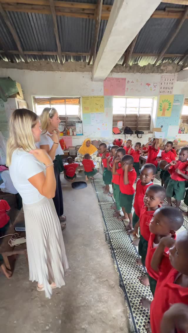 🎶 Our amazing volunteers are making learning fun through music! Singing “Head, Shoulders, Knees and Toes” not only brings smiles but also helps the children improve their English and learn parts of the body in a playful, memorable way! 💃🕺📚 #LearningThroughMusic #VolunteeringInAction #EnglishFun #BodyPartsInEnglish #BoreshamaishaProjects