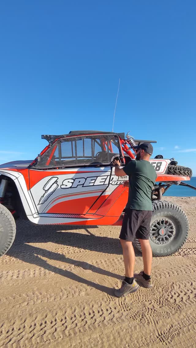 Aventura total: de Loreto a Bahía Magdalena.
Cruzamos el desierto de Baja California Sur en off-road, del Golfo de California al Océano Pacífico.
Entre polvo, sol y dunas… hasta llegar al mar.
El amanecer nos recibió con delfines, lobos, marlines y el caos hermoso de las bolas de carnada.
Cada expedición es diferente, porque en el mar… nada está escrito.
Una ruta, dos mundos. De mar a mar.
Únete a esta gran aventura con Murillos Bros Adventours y @aventuras_utv_tours .
📍 Puerto San Carlos, Baja California Sur
🌐 murillosbrosadventours.com
📍Loreto, Baja California Sur
🌐 aventuras.tours
📲 Síguenos en Instagram y Facebook