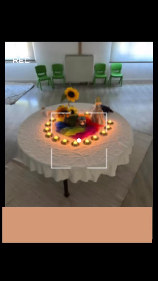 Recebemos esta mensagem e imagens de uma educadora que participou no Raízes do Ser, depois da festa de final de ano do seu grupo.
Apesar de não ter conseguido estar presente no nosso reencontro esta semana, fez questão de nos deixar estas palavras.
E o que partilhou… diz tudo sobre o que acontece quando começamos a viver a infância com mais presença, intenção e verdade:
“Ontem não consegui estar presente mas gostava muito de vos ter deixado umas palavras. Ontem foi um dia especial, fizemos a festa de final de ano e não de finalistas.
Foi um momento com as famílias e não para as famílias. Um momento de brincadeira e partilha e presença. Não fizemos uma festa de finalistas com cartolas e diplomas, mas um momento simbólico e íntimo com as crianças e as suas famílias. Um “ritual” simples mas (para mim) cheio de simbolismo, significado e afeto!
Queria agradecer-vos do fundo do coração por todo o caminho que me levou até aqui. Um obrigado não chega para exprimir a gratidão que sinto.
O que senti ontem durante aqueles momentos e no abraço de cada pequeno e das suas famílias foi memorável. Consegui sentir que fiz a diferença e que cheguei até eles (pais e filhos) da melhor forma, através do coração e da confiança mútua como uma equipa que devemos ser.
Um beijo gigante para vocês que tocam o coração das pessoas e nos ajudam a reencontrar-nos! 💖”
Para nós, isto é o Raízes do Ser em acção.
Não como uma teoria distante, mas como uma forma de estar viva.
Uma maneira de olhar para a infância com mais respeito, mais escuta e mais alma.
Quando isso acontece, cada gesto mesmo o mais simples transforma-se num momento cheio de sentido.
Agradecemos, de coração, a esta educadora @anacarvalho_12 por nos confiar estas palavras.
Porque quando a educação se enraíza no ser, já não é apenas um trabalho.
É uma forma de estar no mundo. 💛
✨ Se este caminho te faz sentido, as inscrições para a nova edição do Raízes do Ser estão abertas.
O Link está na bio.