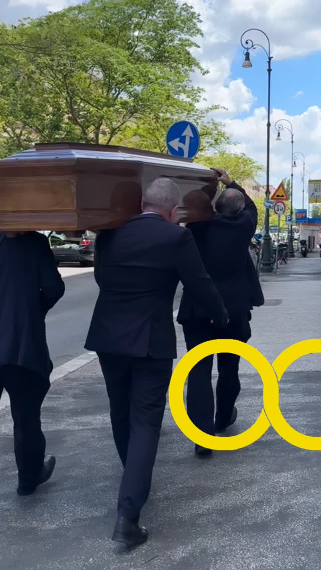 Dietro le quinte di un servizio funebre c’è molto di più di ciò che si vede.
Non sempre tutto è semplice, soprattutto in una città come Roma., ma cerchiamo sempre di muoverci con la dovuta discrezione.
#organizzazionecattolica #onoranze #dietrolequinte #serviziofunebre #risoetto