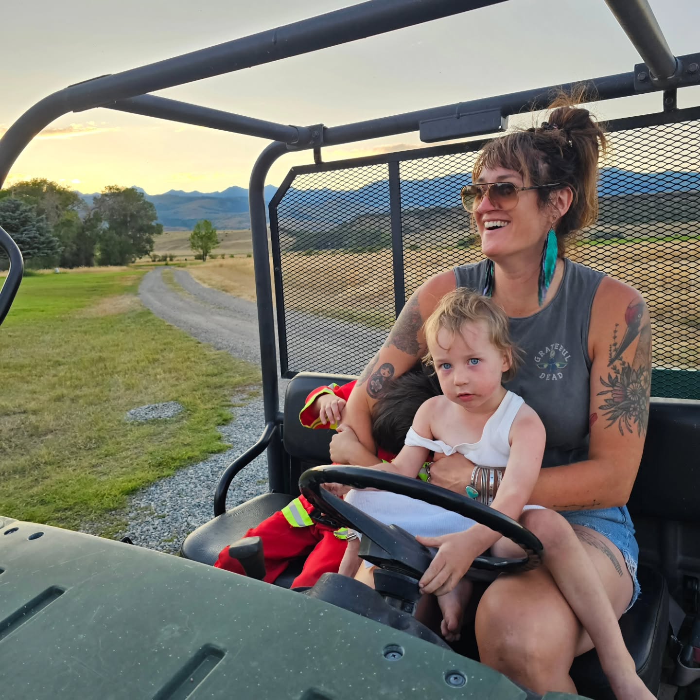 Welcome.to Level 4, girl. 40 never looked so good on ya. When I was growing up they all said 40 "over the hill", I say youre still climbing it and throwing wildflourseeds all over that hill making it beautiful. @wildflourbakerymt
🌻
Thermalgrass tonight (Thursday) for Front Porch Picking and The Hooligans Friday!
🌞
#happybirthday