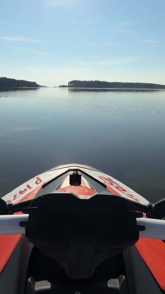 SeaSport järjestää ohjattuja jettisafareita Pellingin saaristossa.
Ohjattu safari sopii myös alkuperehdytykseksi heille, jotka eivät vielä tohdi lähteä jetteilemään itsenäisesti.
Vesijettisafarilla mukana aina opas joka hoitaa navigoinnin ja opastaa vesijettien käytössä.
Vesijetti safari on loistava tapa tutustua Porvoon kauniiseen saaristoon.
Ole yhteydessä niin varataan sinulle unohtumaton retkipäivä!
#seaSport #PellingeMarina #VisitPorvoo #VisitPellinge #JettiSafari #Jetteily #jetski #SeaDoo