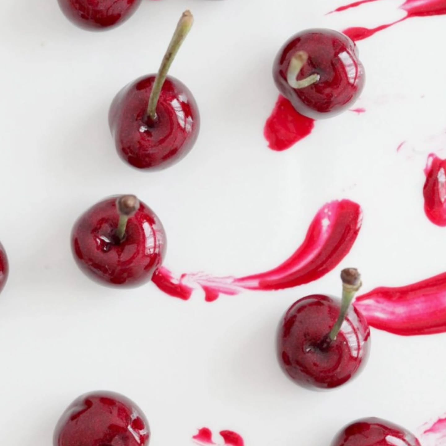 On n’en parle pas souvent… Peut-être parce qu’on l’aime trop.
Notre liqueur de gin à la griotte, c’est un petit secret bien gardé. Une douceur acidulée, relevée d’une touche mentholée : l’accord parfait après un bon repas. 🍒🌿
Digestive, originale, et pleine de caractère — elle se déguste lentement, toujours avec modération.
✨ À découvrir… ou redécouvrir.
L’abus d’alcool est dangereux pour la santé. À consommer avec modération.
Crédit ambiance @gintosphere
Credit 📸 @bronwyn_eibon_visualarto