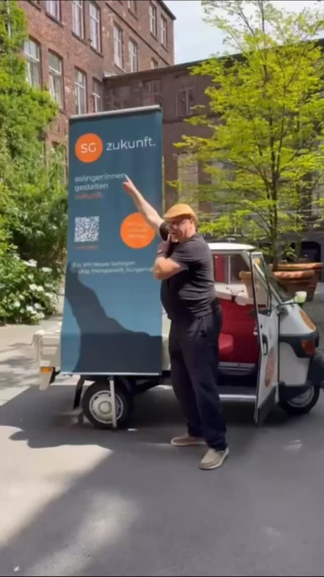 🟠 Paul-Gerd „Pauli“ Rössling, unser Kandidat für Burg – Höhrath – Hästen, ist nicht nur politisch unterwegs, sondern manchmal auch mit unserer SG zukunft.-Ape 😉 Mit Humor, Herz und Haltung setzt er sich für die Belange der Menschen in seinem Bezirk ein.
Bodenständig, bürgernah und immer ansprechbar – schaut euch Pauli’s Video an 🟠
#sgzukunft #solingen #kommunalwahl2025 #füreinneuessolingen #mutig #transparent #bürgernah