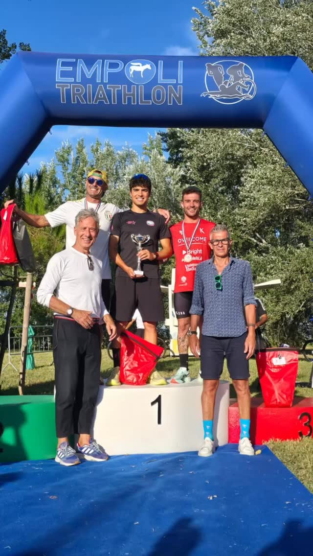 Triathlon Sprint Città di Empoli: ancora una volta i colori ❤️🖤🤍 di Overcome brillano e si distinguono sui campi gara!
Ottime le prestazioni e i risultati dei 2 nostri atleti in quel di Empoli nella gara Sprint:
P3 assoluto per @__simone__zurlini__
P4 e 1ªS4 per @vanessalaera
Grandi ragazzi! Avanti tutta 👊
Si chiude così, la prima parte di stagione, agosto servirà per ricaricare le batterie 🪫 e preparare la seconda parte di stagione ricca di impegni e di gare molto importanti per tutto il team dai giovani, al Team AG e al Team Élite 💪💥
#weareovercome
@federazioneitalianatriathlon @fitri_emiliaromagna @alpifabrizio @badialipetshop @sanitaria.romagnola @brightsrl.it @ikona @keforma_official @ridededa @limarcyclingofficial @fizikofficial #coomi #sbltechnology