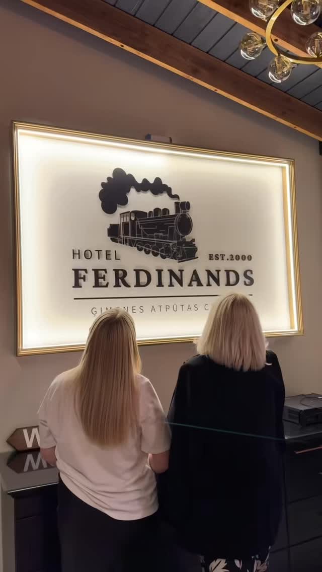 ‼️ Logo frēzēšana un uzstādīšana ‼️
Jau kādu laiku sadarbojamies ar @hotel_ferdinands un beidzot esam gatavi atrādīt paveiktos darbus!
💡 Izveidojām jaunu logo un to izgatavojām no plastikāta + uzstādijām
Process bija diezgan piņķerīgs, bet rezultāts ir tiešām labs un logo skaisti izceļas uz Hotel Ferdinands sienas!
#druka #atstajiespaiduarimpress #impressdruka #vizualareklama #cnc #logo #3dlogo