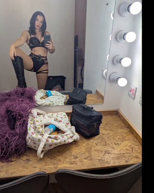 Photoshoot day 📸 Thank you all for joining me and Ralphy 💕
#Photoshoot #rubysrebels #BurlyLife #BehindTheScenes #NottinghamBurlesque #StudioPhotography #AlternativeShowgirl #BurlesquePerformer #EventDays