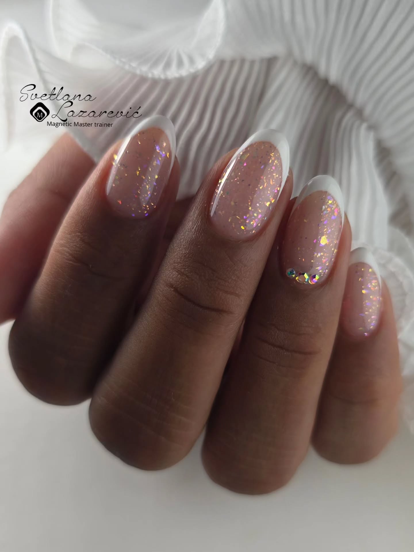 🤍Zarte French-Nägel in Oval-Form, aufgebaut mit dem neuen Glitter Gel All-in-One "Unicorn Pink" von @magneticnaildesign
Ein klassischer Look mit einem Hauch von Glanz. 🩷
Du möchtest lernen, wie man solche Nägel gestaltet?
Schreib mir gern. 💅
.
.
(Produkt selbst gekauft – unbezahlte Werbung)
#nageldesign #frenchnails #ovalnails #ovalform #MagneticNailDesign #NailTraining #bern #bernschweiz