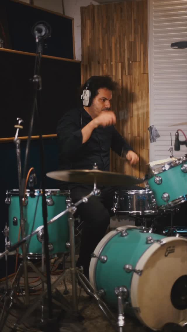 Sometimes clever layering can make all the difference:
I recorded two slightly different takes for subtle chorus movement. Then double-tracked the guitars for extra width.
#musicproduction #recordingstudio #guitartone #bassgroove #doubltracking #choruseffect #musicproducer #studiohacks #musiciansofinstagram #indieproducer #composer #newwave