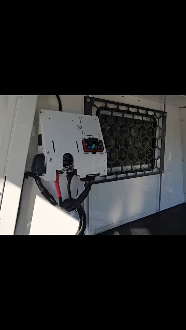 Ex service canopy come sleek show
stopper..230ah Kickass lithium battery,
Redarc BCDC CORE, simple but will run their
fridge for days and days. 215watt solar panel
on the roof. #dualbattery #12volt #lithium #canopyfitout #autoelectrician @kickassproducts