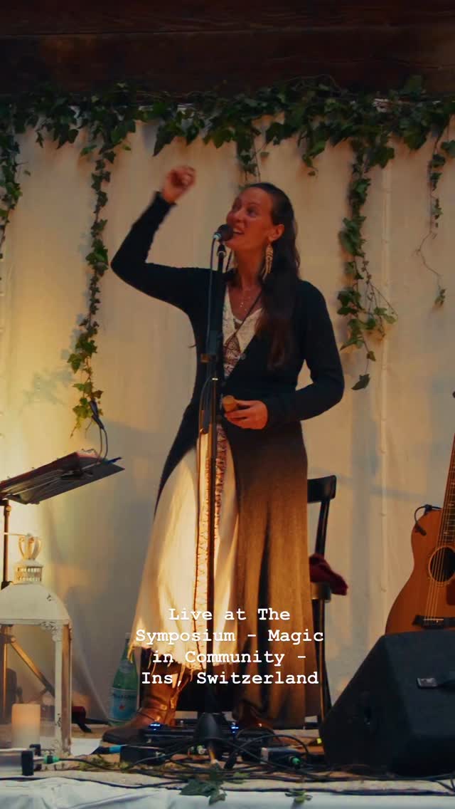 Carrie Tree with @kalyanmitto
Recorded live at The Symposium this summer - Magic in Community!
Song - Alive by Carrie Tree from The Canoe Album.
Switzerland 6/7 July 2025
With thanks to @insretreat for the beautiful event, to @theo.knzg.music for live sound & to @theflyingmars for filming & mixing.
#liveacoustic
#heartmusic
#sɪɴɢᴇʀsᴏɴɢᴡʀɪᴛᴇʀ
#naturemusic