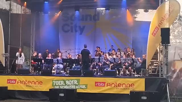 Unsere Bigband die Slubby Horns zusammen mit den Jengels vom @friedrichengelsgymnasium beim @festivalsoundcity 2025